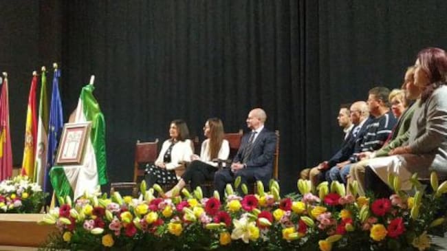 Escenario en el Acto institucional, con todos los asistentes