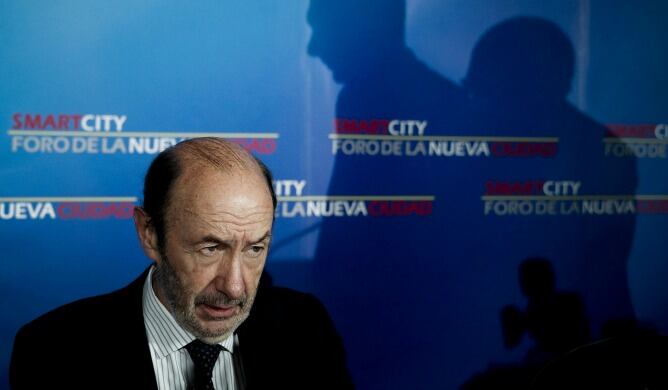 El secretario general del PSOE, Alfredo Pérez Rubalcaba, durante el desayuno informativo del &#039;Smartcity. Foro de la Nueva Ciudad&#039;