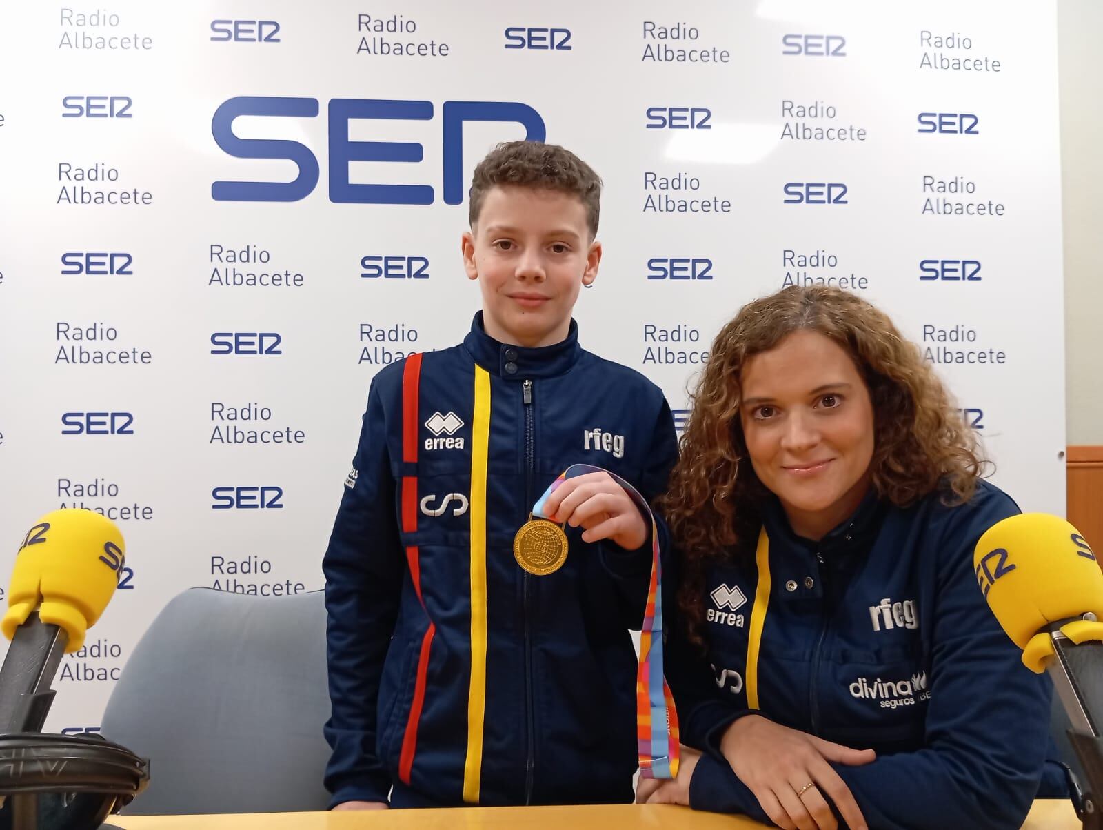 César Prieto posa con su medalla junto a su entrenadora María Manjavacas en Radio Albacete