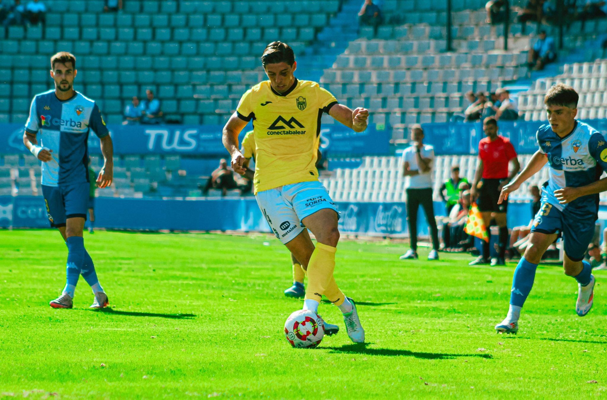 Jaume Pol, jugador del Atlético Baleares jugando contra el CE Sabadell