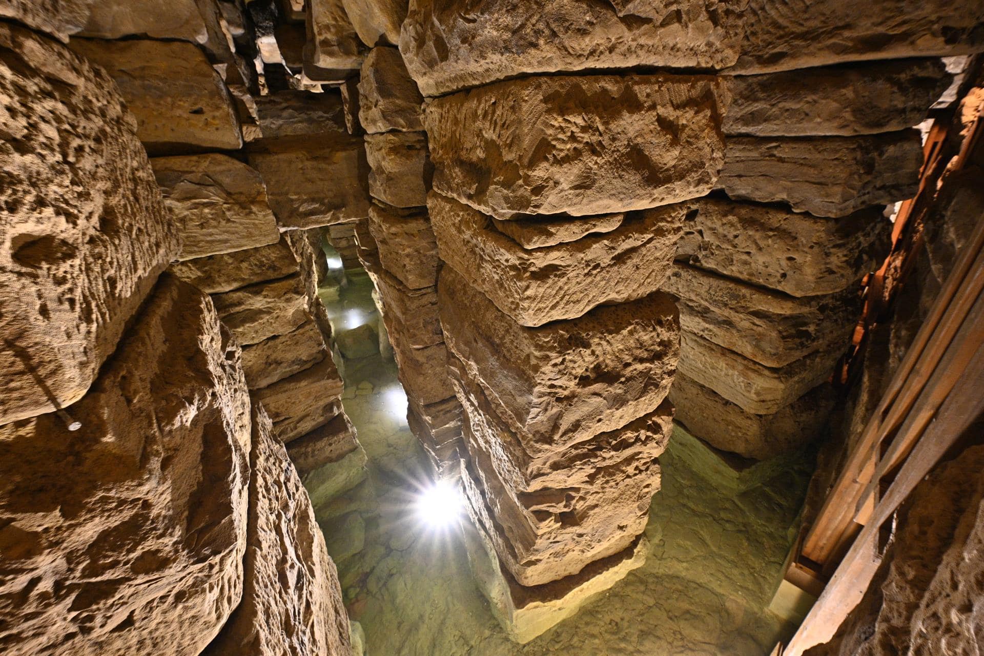 Imagen del interior de la cisterna romana de La Calderona, en Porcuna.