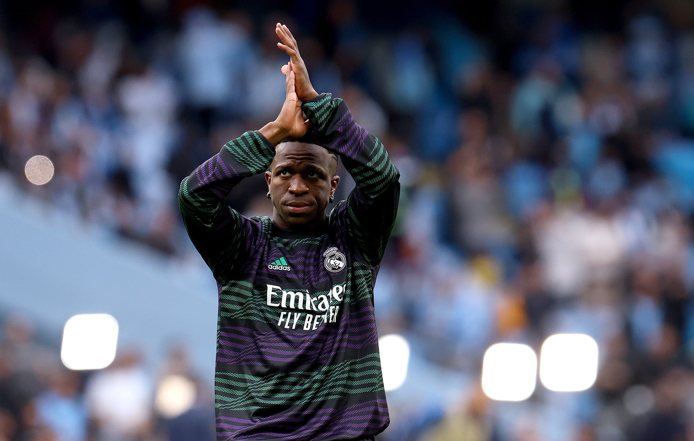 Vinicius aplaude a los aficionados del Real Madrid en el Etihad Stadium, el pasado miércoles.