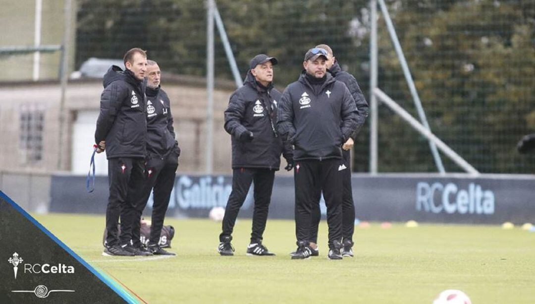 Antonio Mohamed presencia juanto a su cuerpo técnico el entrenamiento del Celta