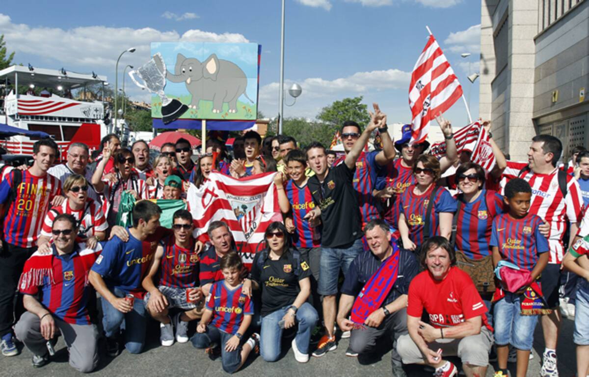 ficionados del FC Barcelona y del Athletic Club en los aledaños del estadio Vicente Calderón de Madrid, horas antes del inicio de la final de la Copa del Rey de fútbol que enfrenta a sus respectivos equipos. | <a href="http://goo.gl/gwQCL"><b>Más deportes