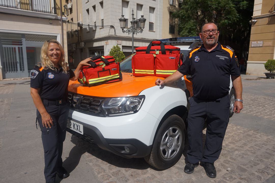 El Jefe de Protección Civil en Elda y una de las voluntarias del cuerpo junto a las nuevas mochilas de primeros auxilios