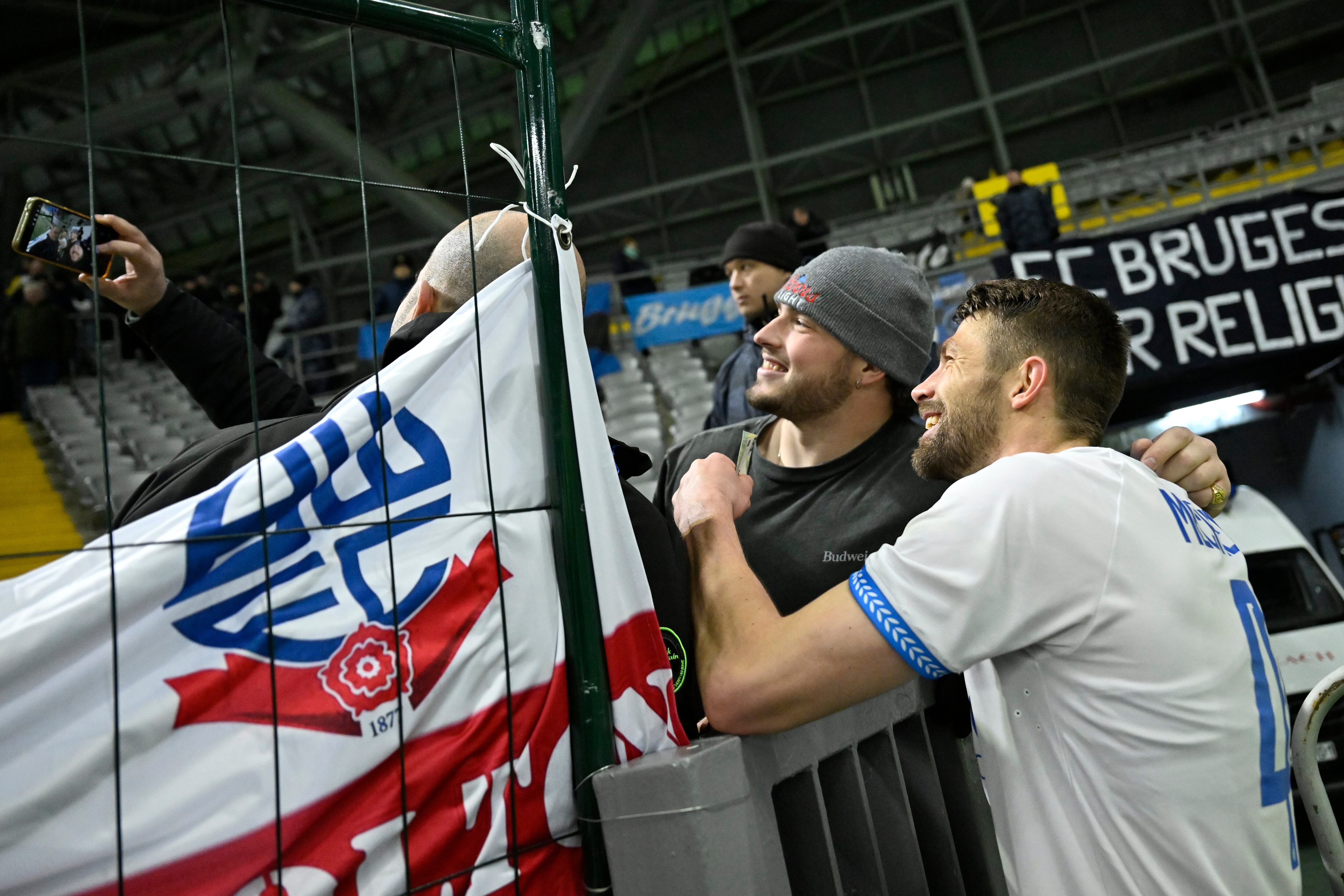 Gestos de cariño de la plantilla del Brujas hacia los aficionados desplazados a Almaty