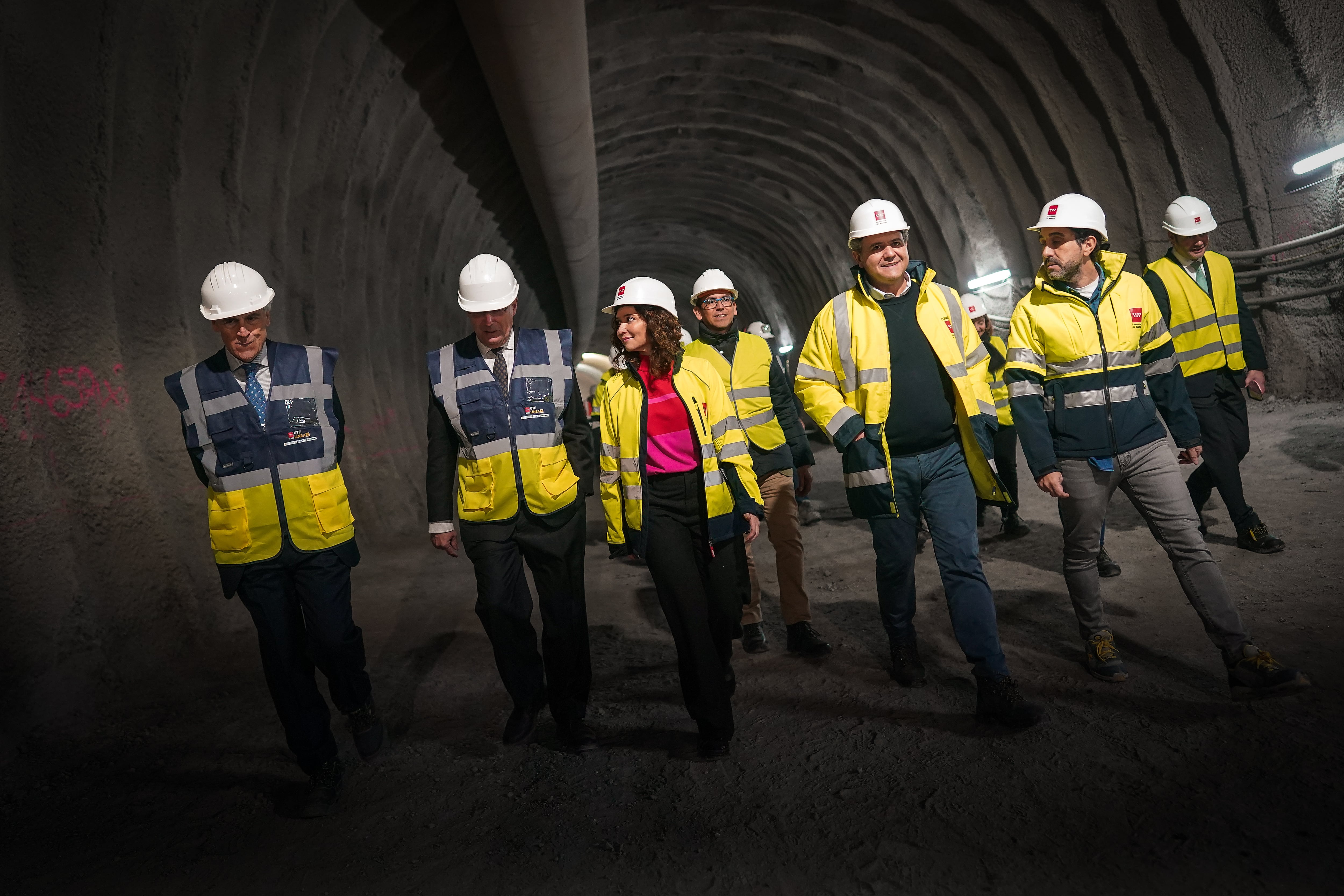 (Archivo) Isabel Díaz Ayuso y Jorge Rodrigo (3º por la dcha.) visitan las obras de ampliación de la L3 de Metro