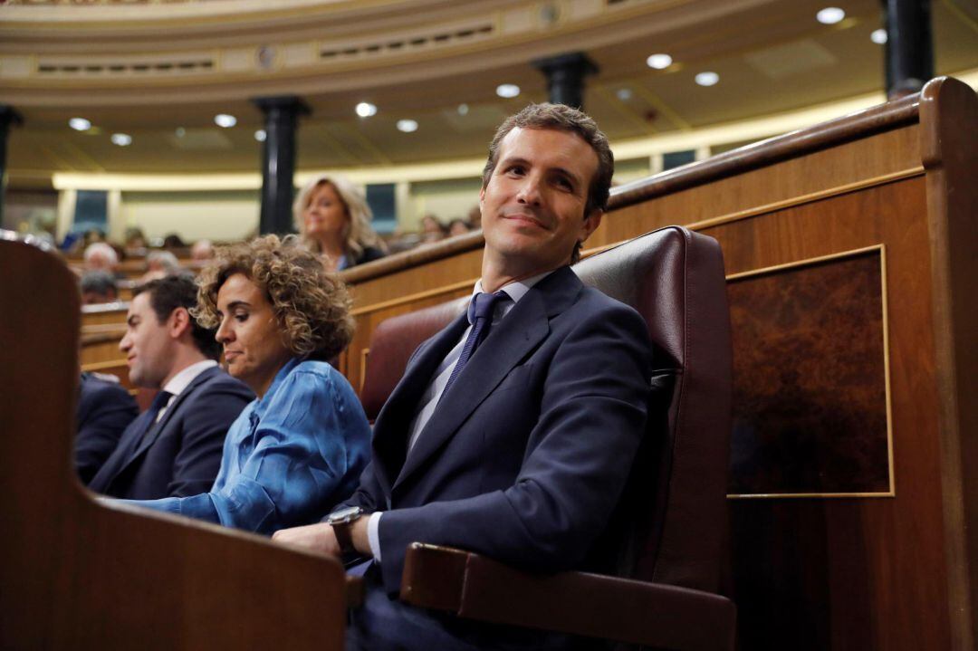 El líder del PP, Pablo Casado (d), en la sesión de control al Gobierno en el Congreso de los Diputados.