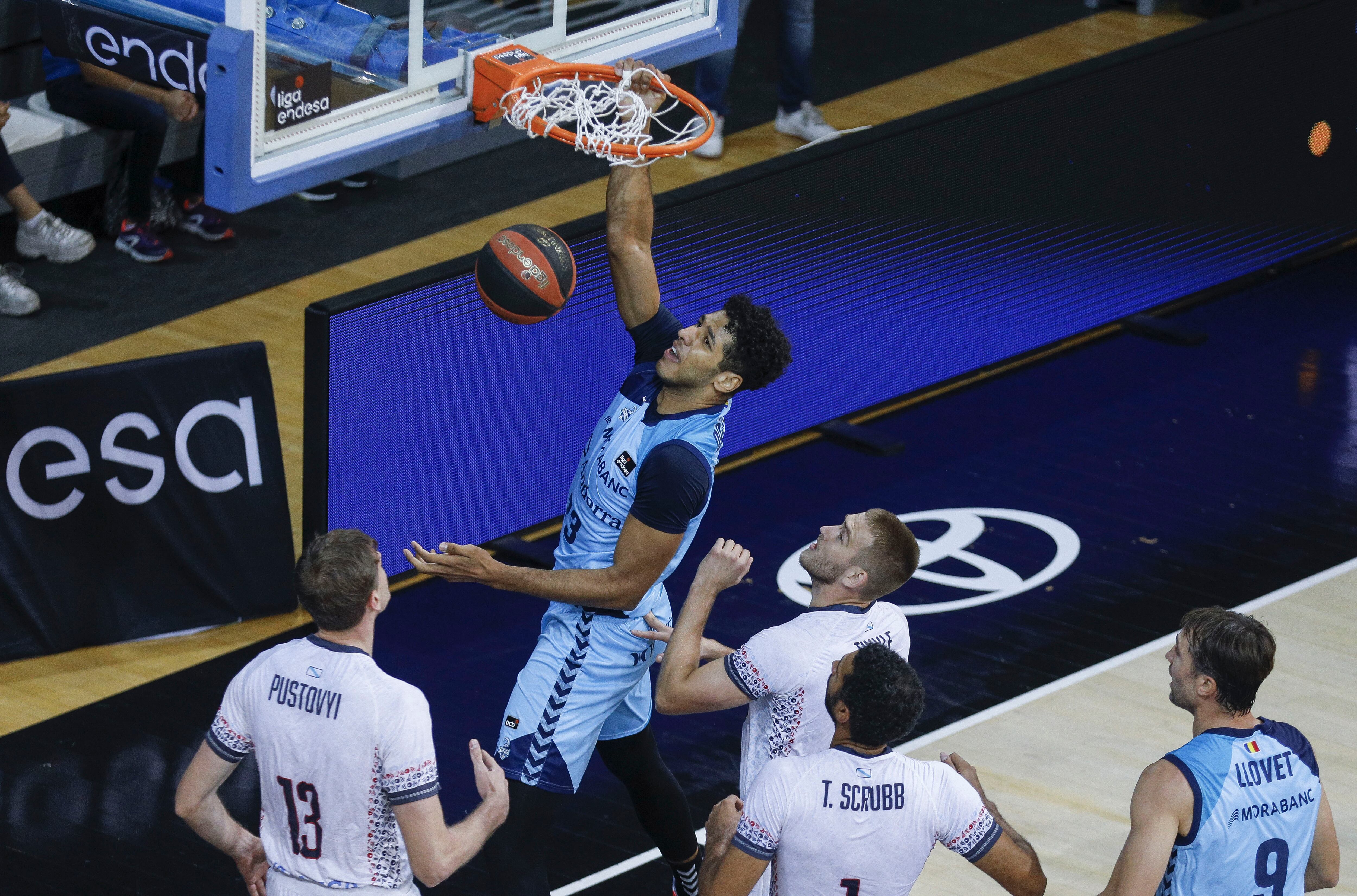 Felipe Dos Anjos esmaixa durant el partit contra l'Obradoiro de la cinquena jornada de la Lliga Endesa al polisportiu d'Andorra.