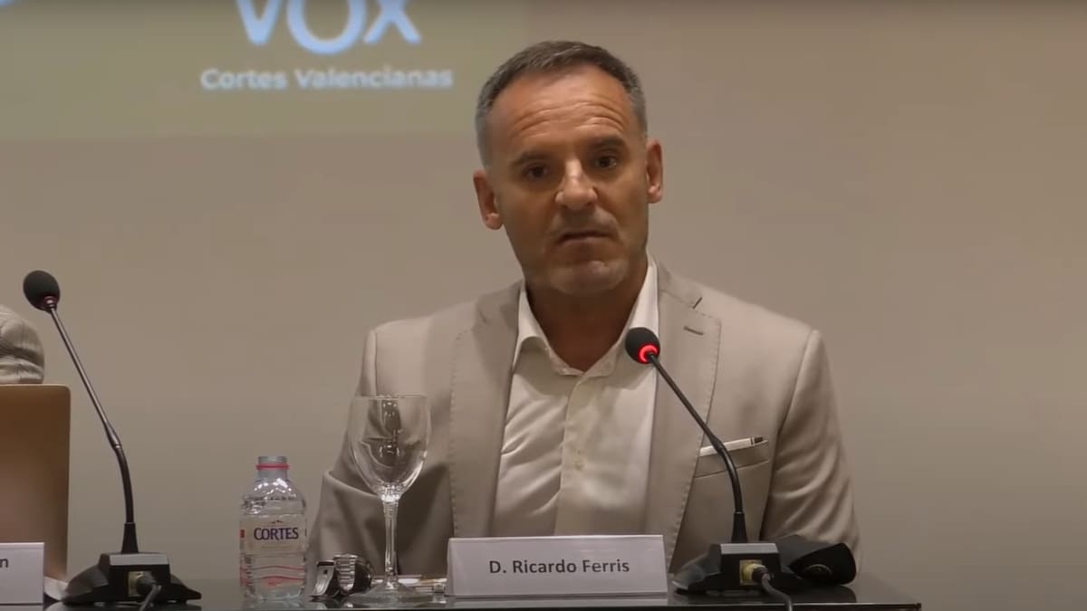 Una treintena de organizaciones denuncian al inspector de la Policía Nacional de València que equiparó inmigración con delincuencia en un acto de Vox