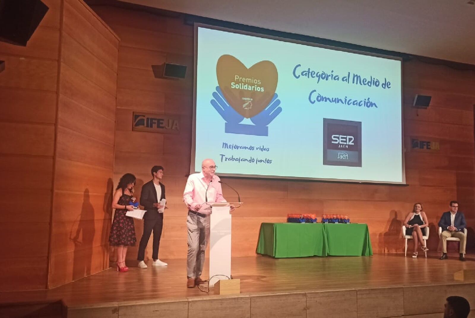 Manuel Palomo, Director de Radio Jaén Cadena SER, habla al público tras recoger uno de los Premios Aspace de 2022