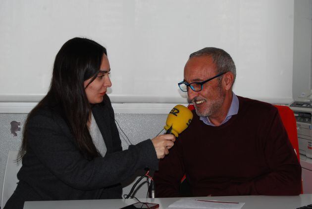 Sandra Moreno con el presidente de Cruz Roja Móstoles, Salvador Parral. 