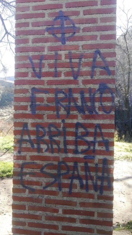 Pintadas en el memorial de los fusilados por el franquismo