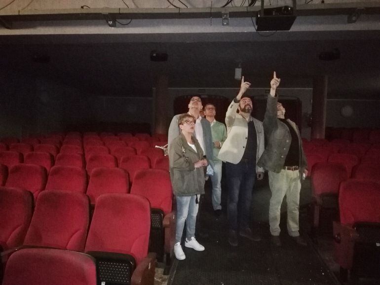 Alcalde y concejales comprobando los daños