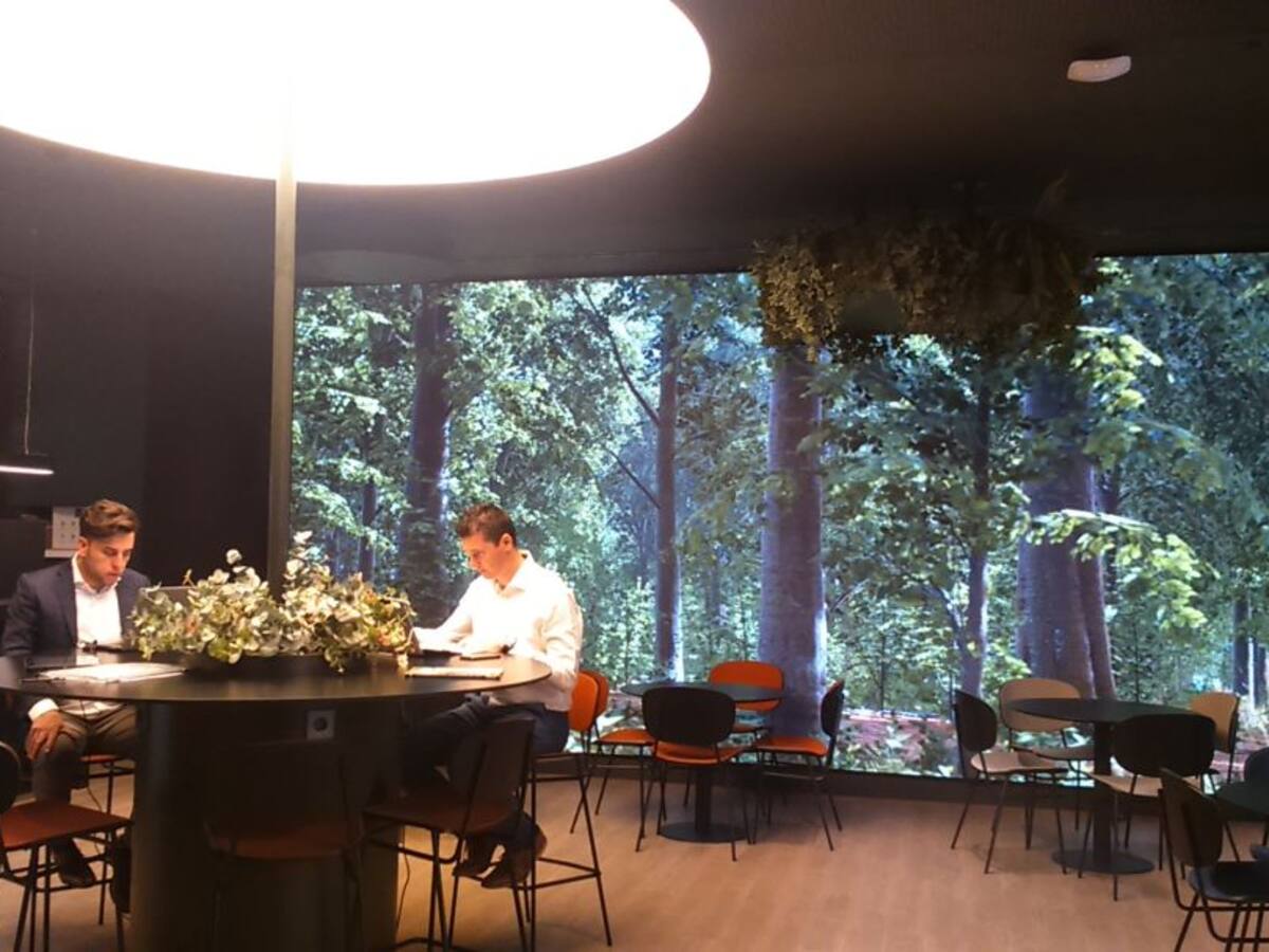 Caixabank inaugura en València su primera oficina "all in one"