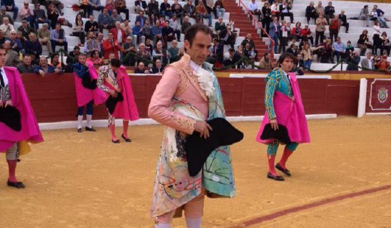 Salvador Cortés, que estrenaba traje de goyesco en color salmón diseñado por su mujer, Sofía Rivera, en el momento de comenzar el paseíllo en la plaza de toros de Écija