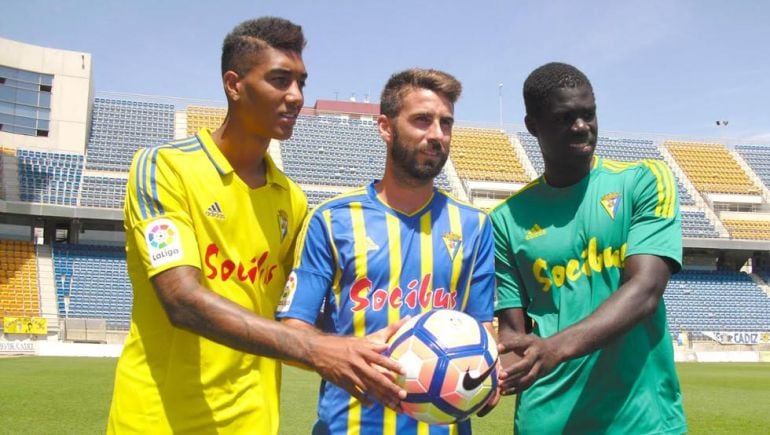 Jose Mari, en el centro, en su presentación como jugador del Cádiz