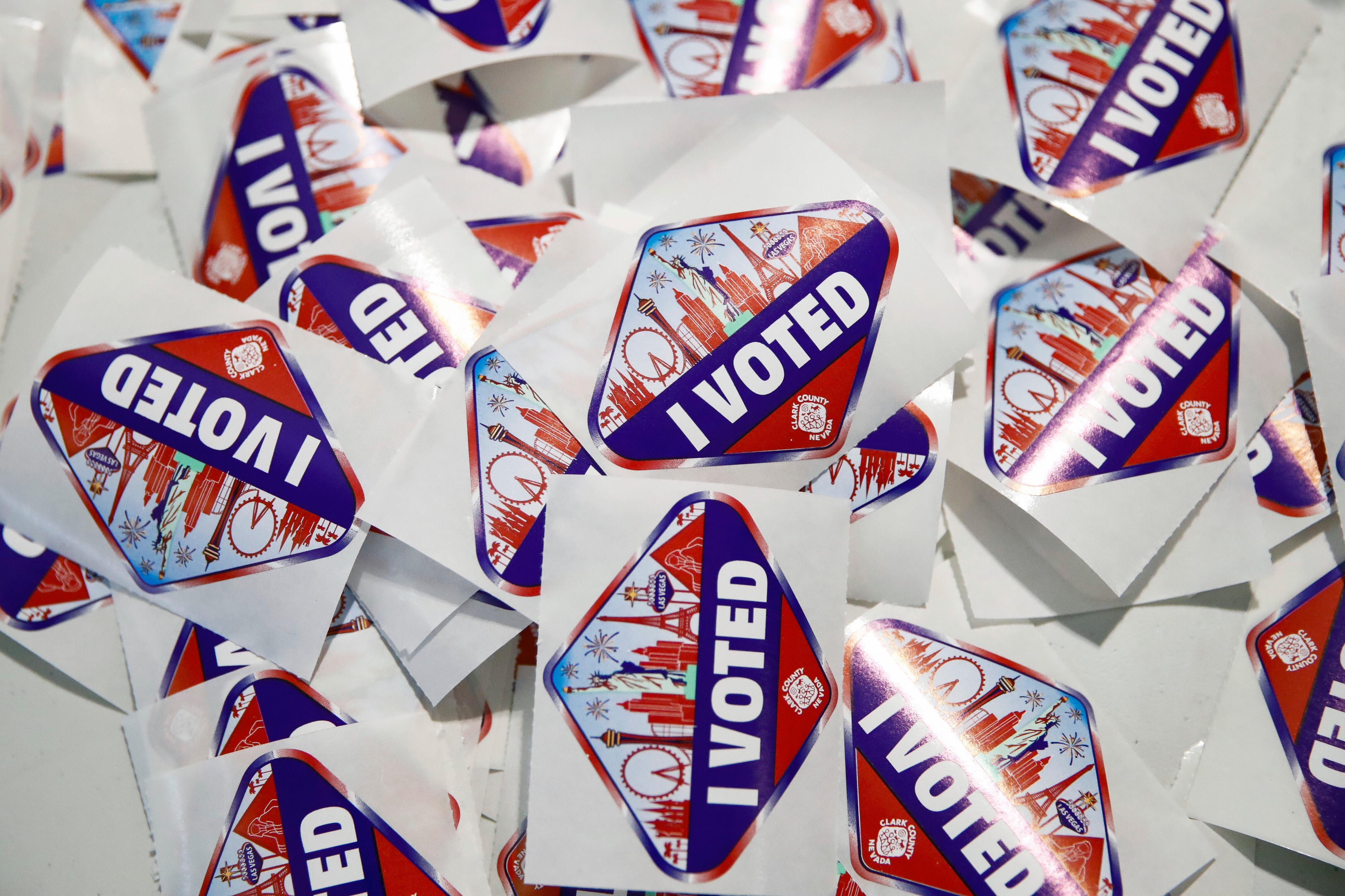 Stickers con la frase &quot;He votado&quot; en una mesa electoral en Las Vegas (Nevada) durante las elecciones de mitad de mandato en EEUU.