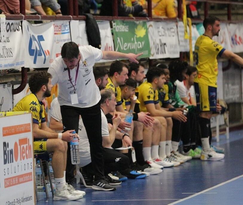 Mariano Ortega da instrucciones a sus jugadores