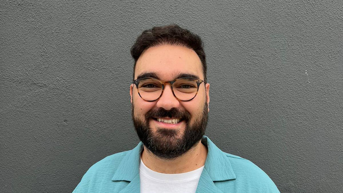 En A Vivir CV conocemos al valenciano que triunfa con sus vídeos "Callejeros Benjeros" o interpretando a una pelusa o una mancha de lejía