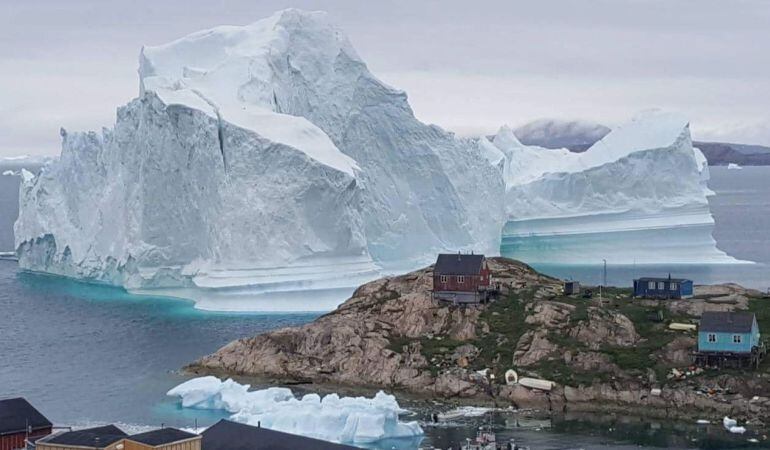 Vista general de un iceberg situado al lado de la aldea de Innaarsuit, en el municipio de Avannaata