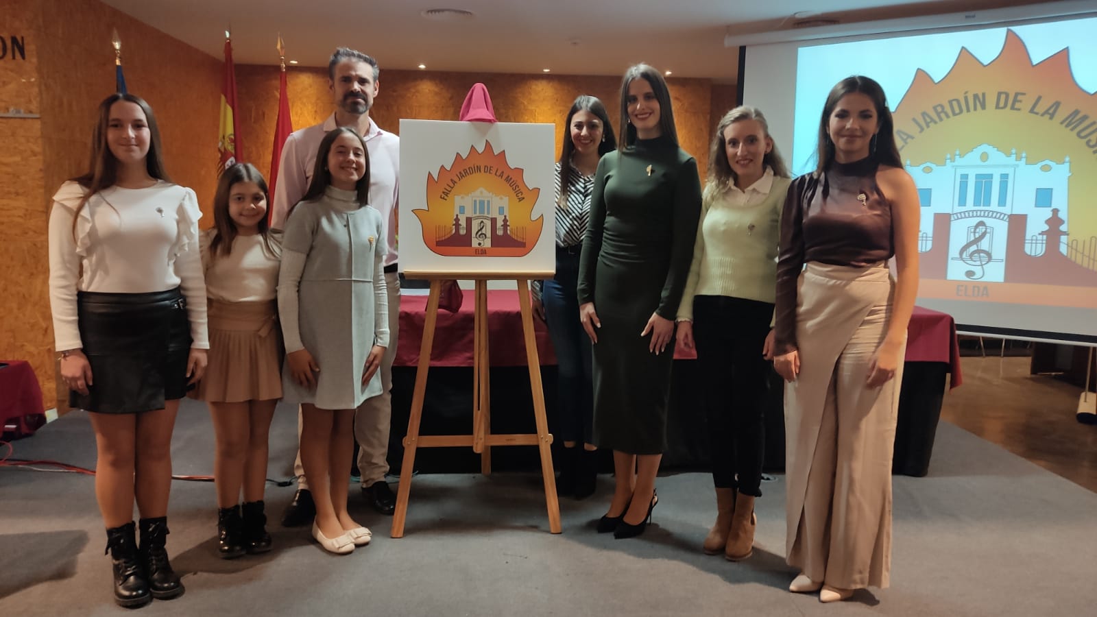 Falleras Mayores de Elda y sus damas de honor, en la presentación de la nueva comisión, Falla Jardín de la Música