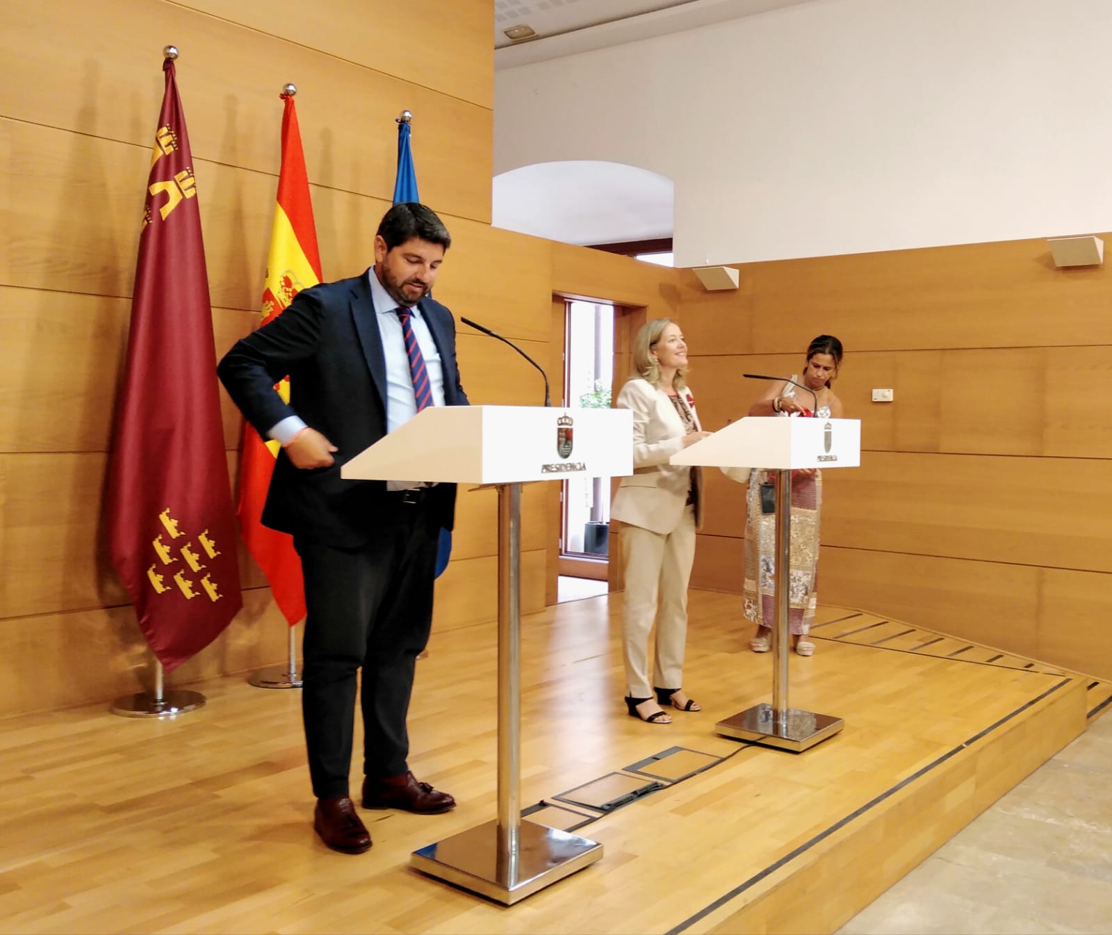 La ministra de Economía, Nadia Calviño, junto al presidente de la Región de Murcia, Fernando López Miras en rueda de prensa / Cadena SER