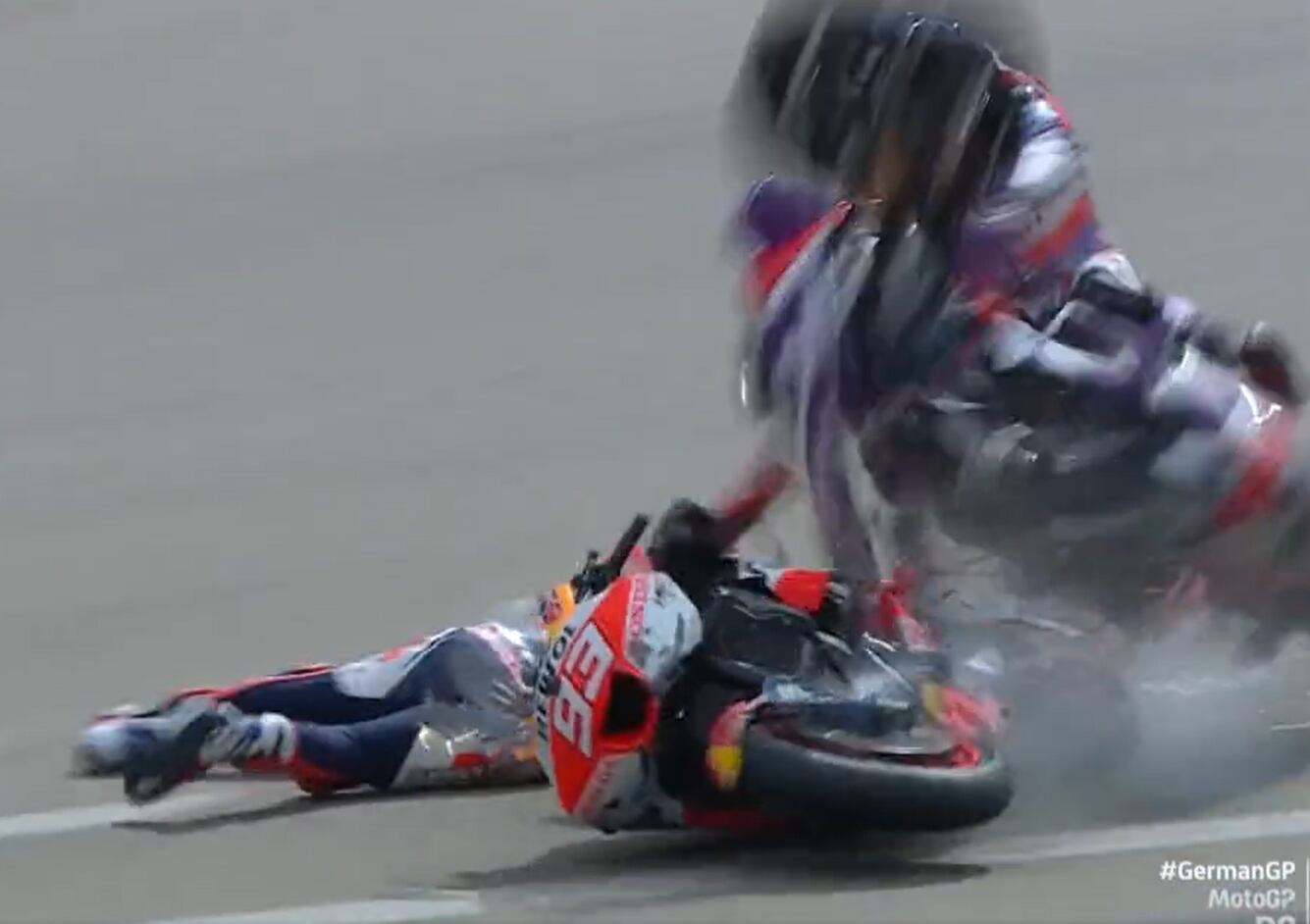 Momento en el que Márquez se lleva por delante la moto de Zarco