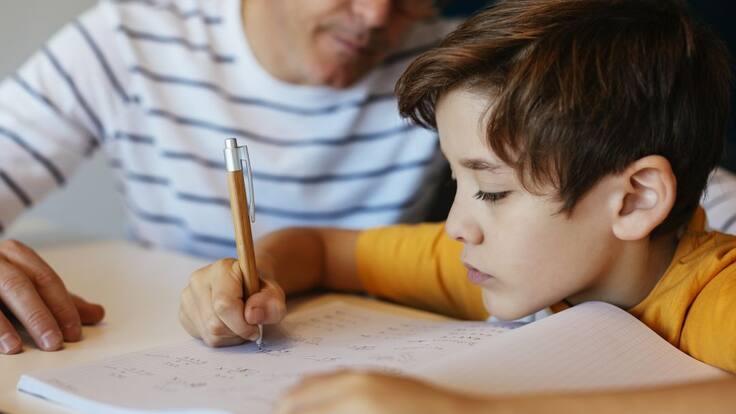 La Policía de Xàbia lleva los deberes a los niños sin internet