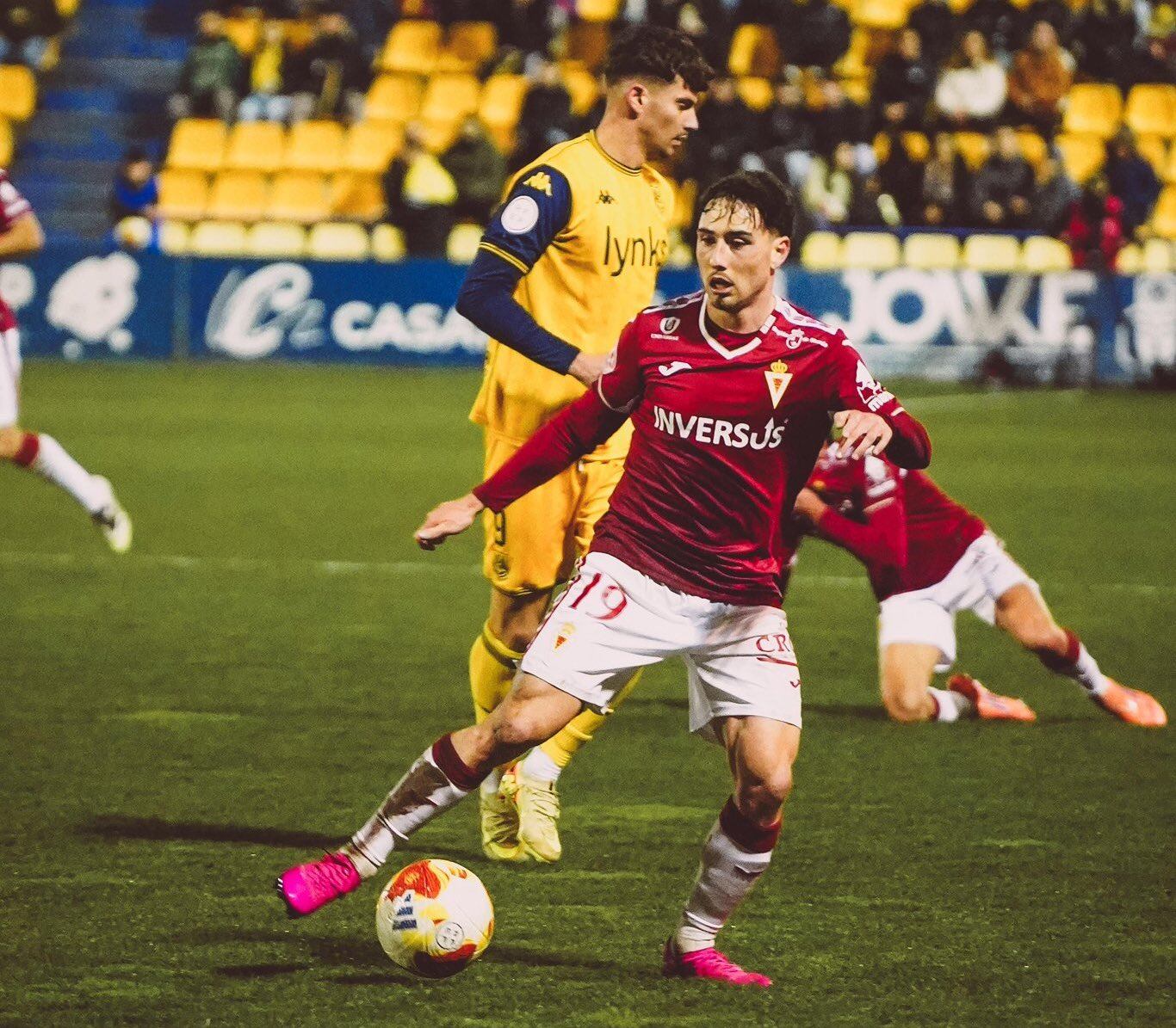 Joel Jorquera, jugador del Real Murcia, controla un balón contra el Alcorcón.
