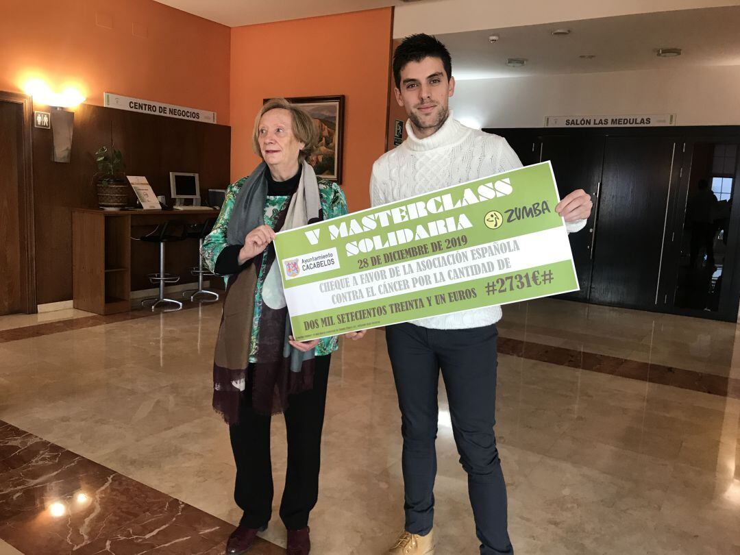 La presidenta de la AECC y el alcalde de Cacabelos