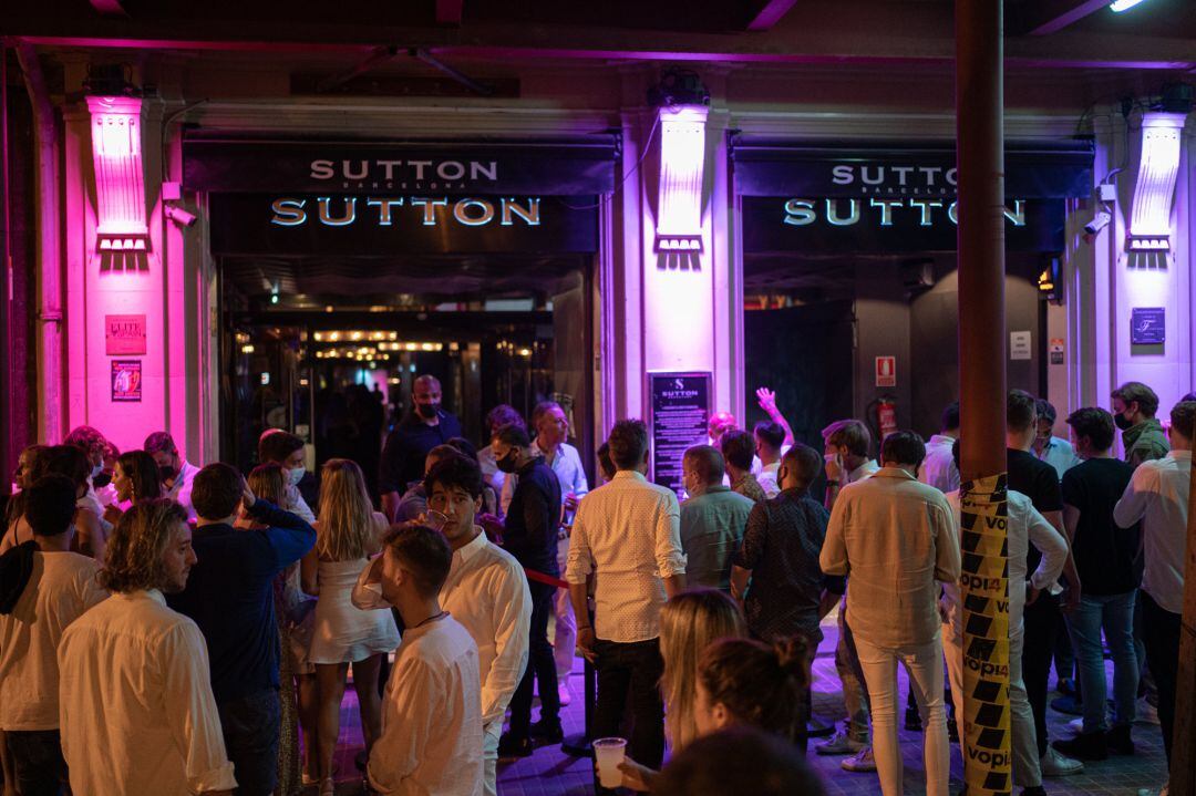 Jóvenes esperan en la puerta de la discoteca Sutton para entrar