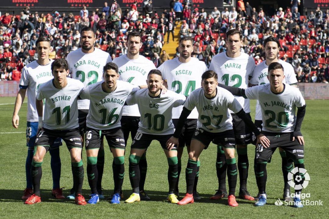 Los jugadores del Elche lucieron las camisetas de la sección femenina