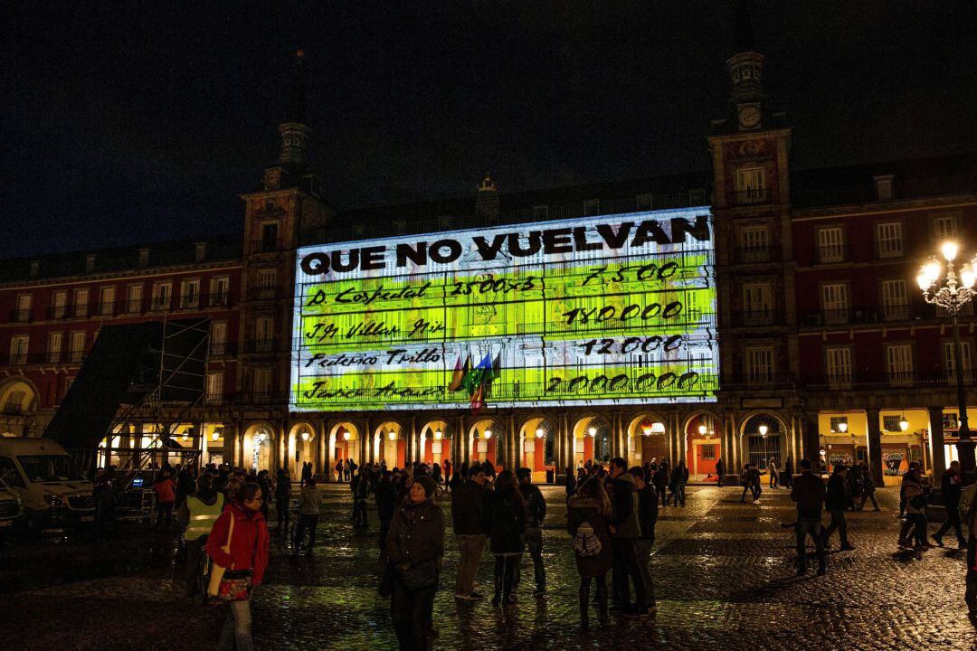  La fachada de la Casa de la Panadería de la Plaza Mayor de Madrid iluminada con imágenes de los conocidos como &quot;papeles de Bárcenas&quot;.