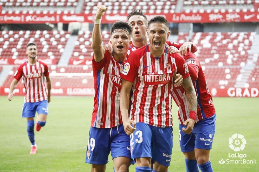 Djurdjevic, Manu García y Pedro Díaz celebran el gol conseguido ante el Logroñés.