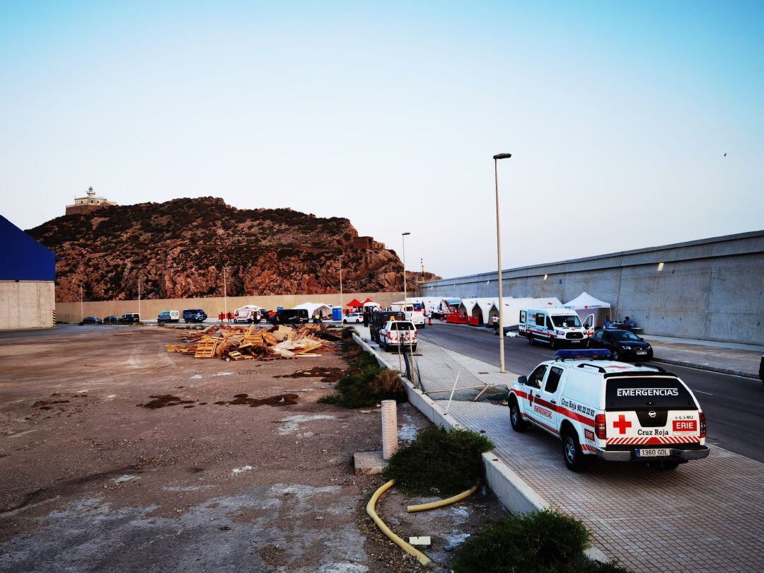 Imagen del dispositivo de Cruz Roja habilitado para recibir a los inmigrantes llegados en patera a la costa de la Región