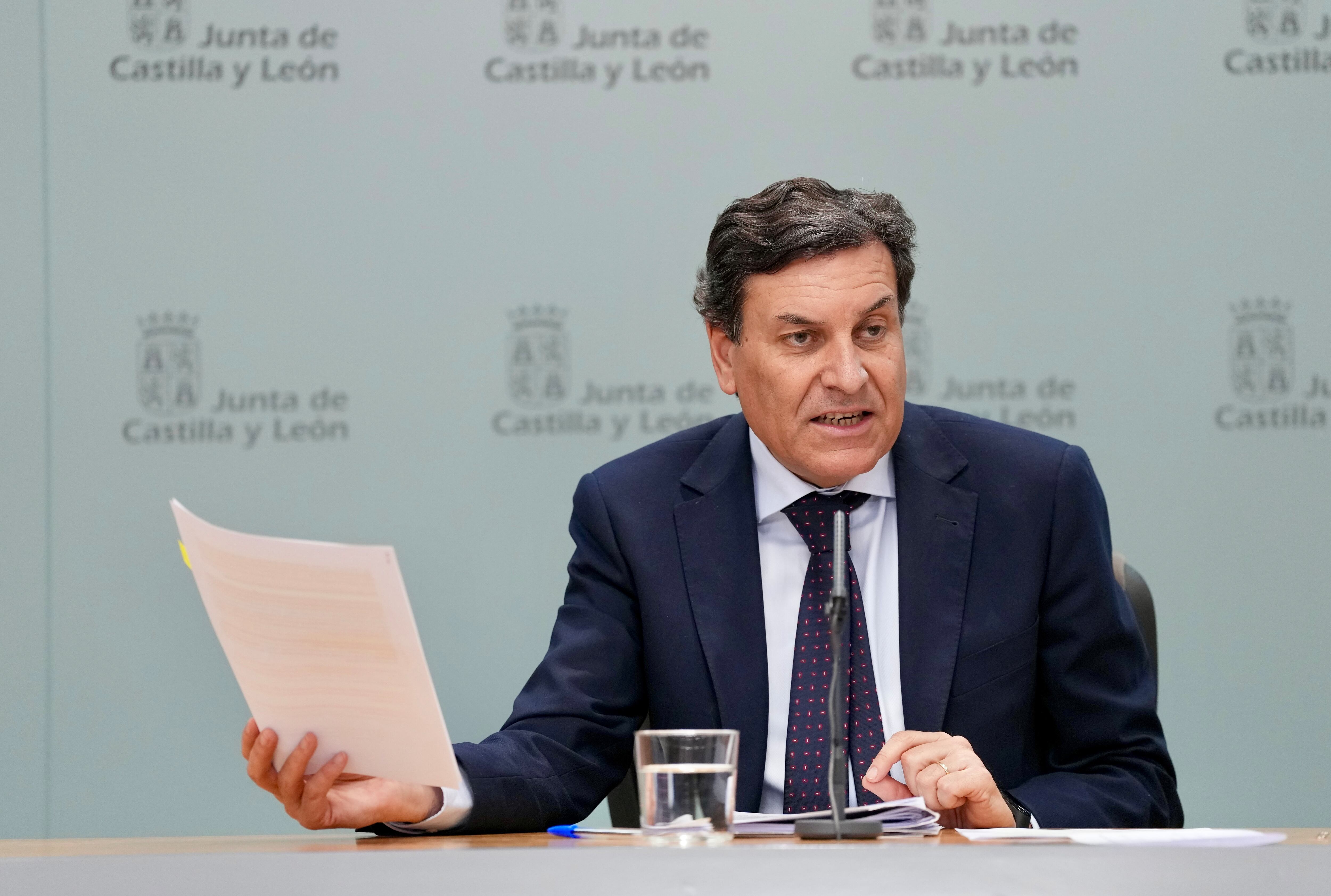 El consejero de Economía y Hacienda y portavoz, Carlos Fernández Carriedo, comparece en rueda de prensa posterior al Consejo de Gobierno