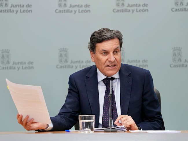 El consejero de Economía y Hacienda y portavoz, Carlos Fernández Carriedo, comparece en rueda de prensa posterior al Consejo de Gobierno