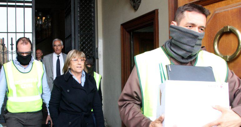 Gomis sortint de l'ajuntament reusenc.