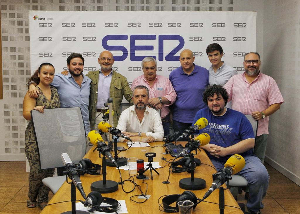 De izquierda a derecha de pie, Esperanza García, José Manuel Peña, Pepe de Anca, José Manuel García, Luis Chamorro, Esteban Romero y Manolo Romero; sentados, Paco Garcíua y Jesús García Pereira.