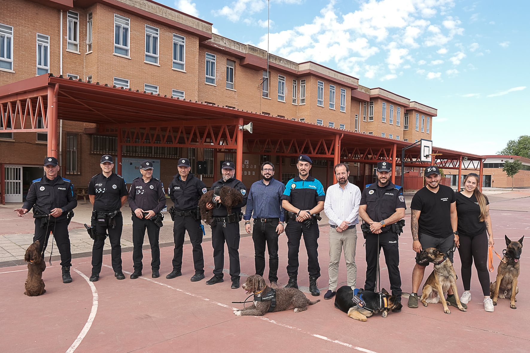 Exhibición Perros Policia Local de Azuqueca en el CEIP Maestra Plácida