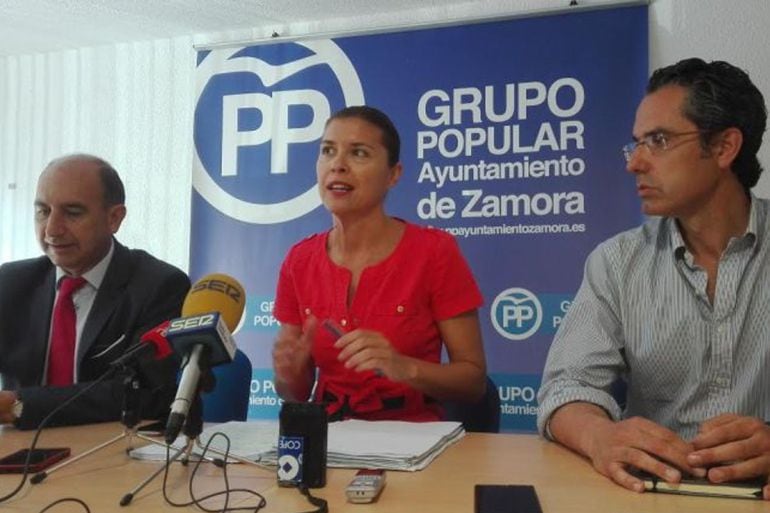 Los concejales populares Aurelio Tomás, Clara San Damián y José Luis González Prada