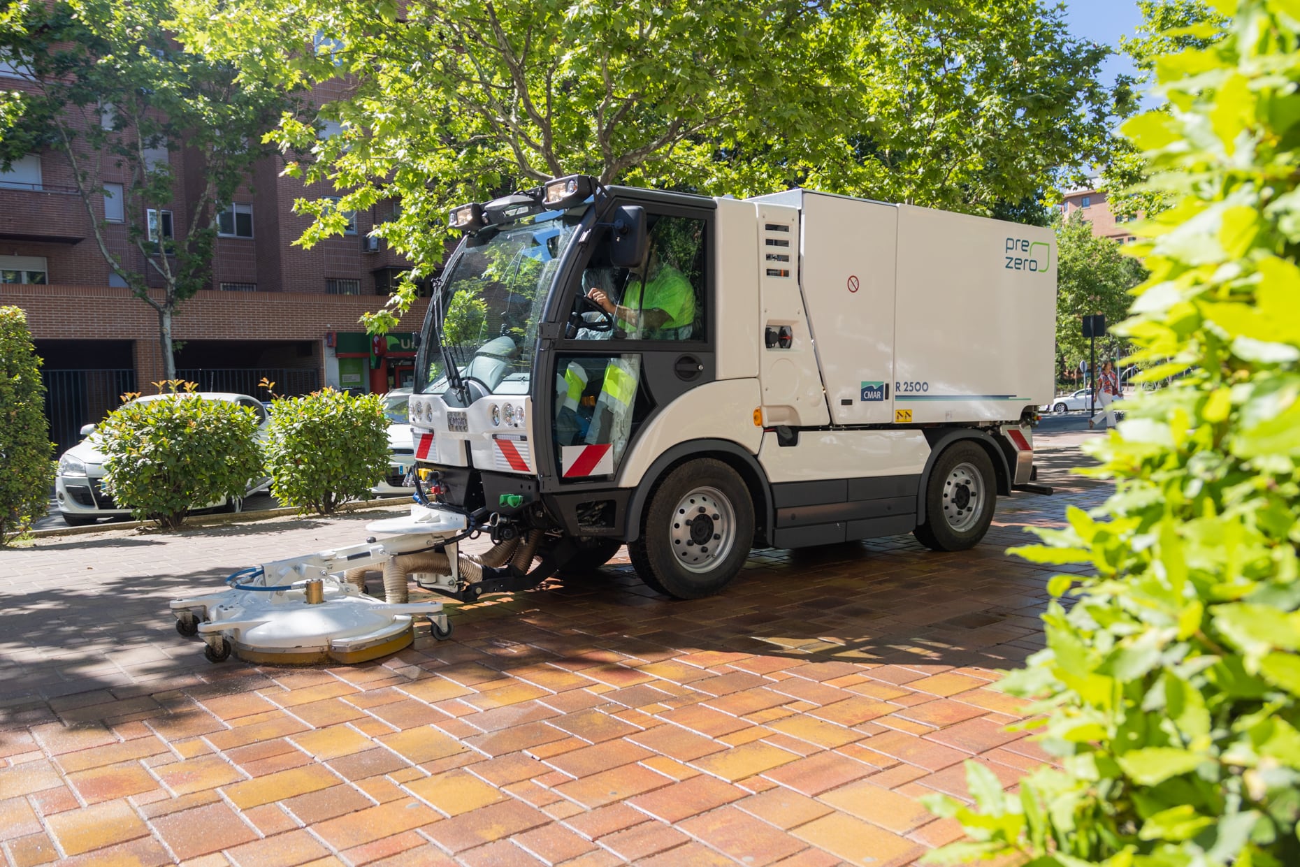 Se trata de una CMAR R 2500, una máquina compacta destinada a pulir, con agua caliente a presión, las manchas en aceras y bulevares