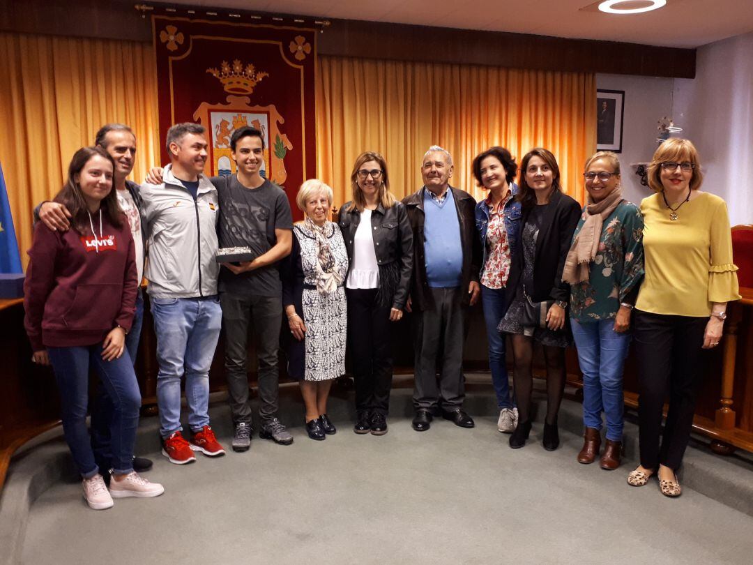 Antolín González -cuarto por la izquierda- junto a familiares y amigos.