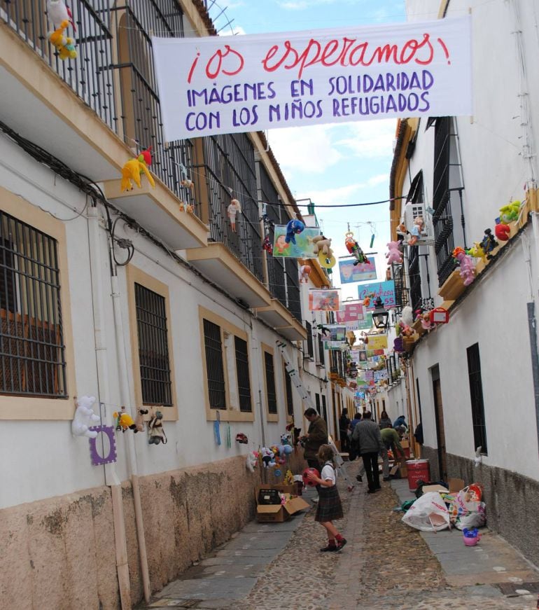 Vecinos de la calle Imágenes en pleno montaje de la decoración de este año