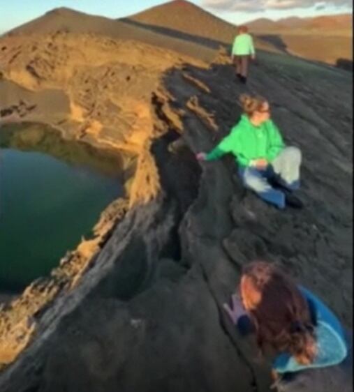 Personas sobre la Montaña del Golfo, Lanzarote.