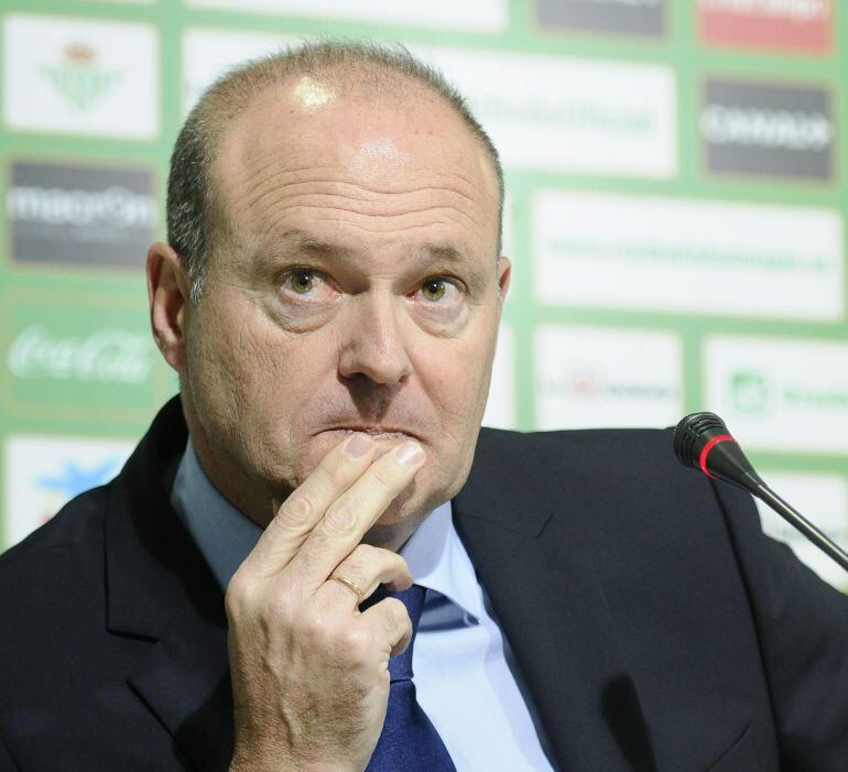 GRA315. SEVILLA, 22/12/2014. Pepe Mel, durante su presentación hoy en Sevilla como nuevo entrenador del Real Betis donde regresa tras 385 días de su destitución, período en el que han pasado por el banquillo cuatro técnicos. EFE/Raúl Caro