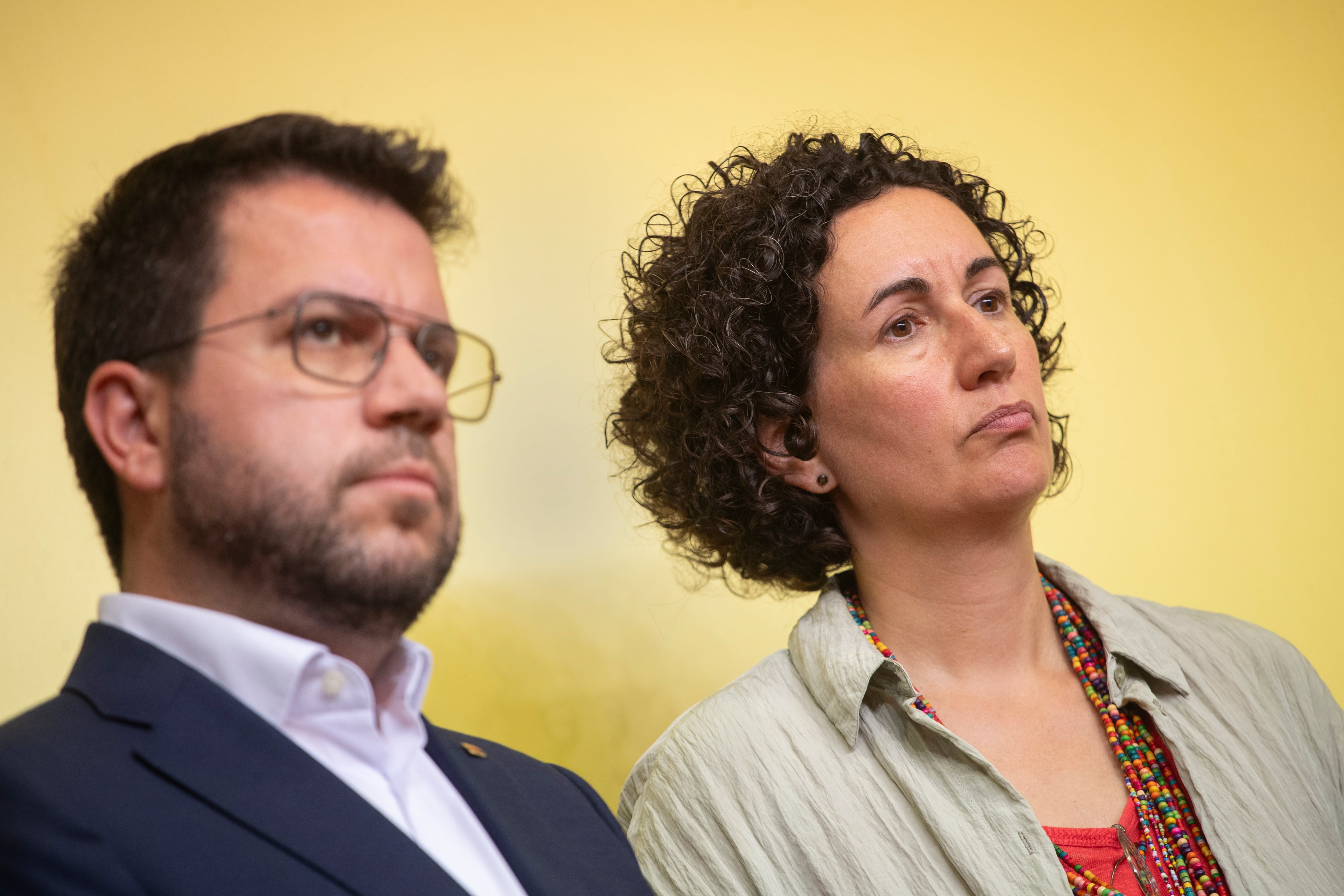 La secretaria general de Esquerra, Marta Rovira (d), junto al presidente de la Generalitat, Pere Aragonés, en la rueda de prensa tras la reunión que ha mantenido el partido este lunes en Barcelona.