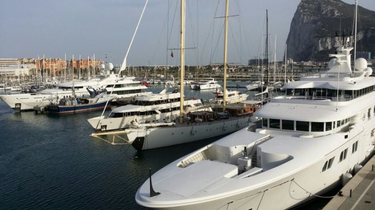 Yates en el puerto de La Línea