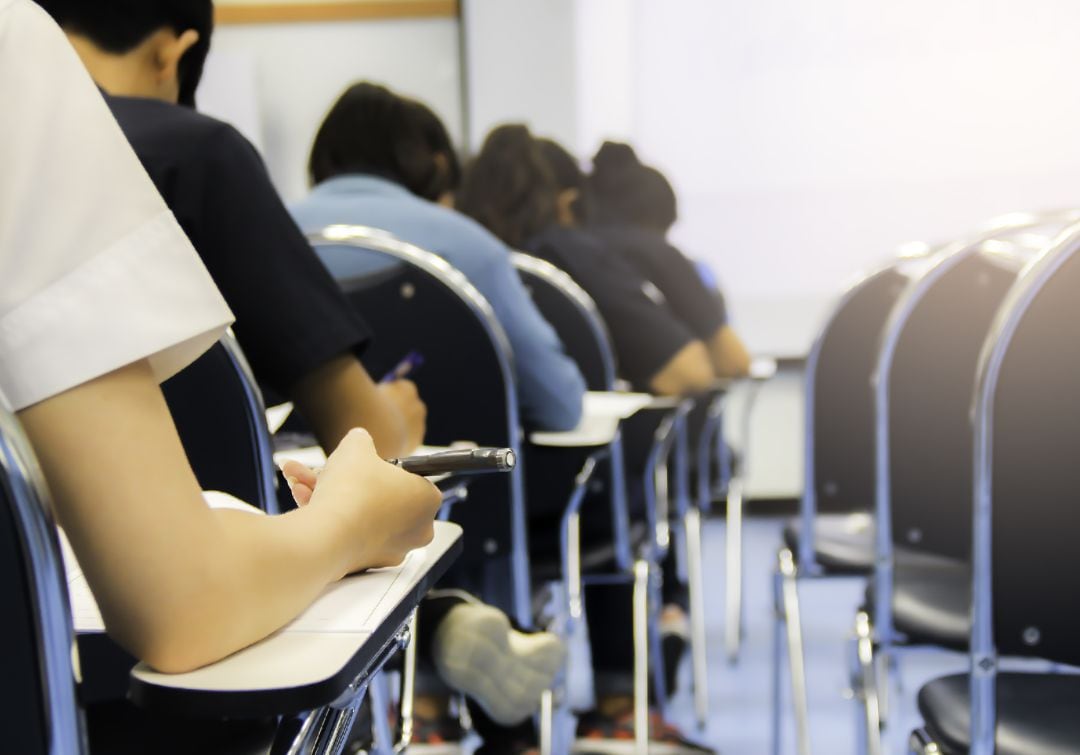 Estudiantes realizan un examen en la facultad